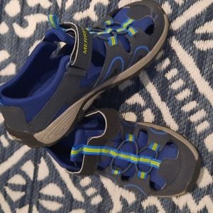 Merrell closed sandals